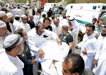 Paramedics rush a victim of a suicide bomb attack at Imam al-Sadeq Mosque, to the Amiri hospital in Al Sharq, Kuwait City, June 26, 2015.  REUTERS/Stringer