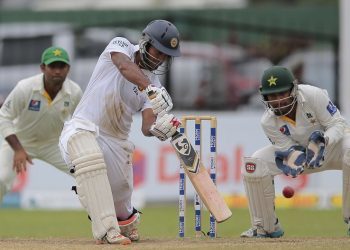 Sri Lankan batsman Dimuth Karunaratne bats against Pakistan during the fifth day of their second cricket test match in Colombo, Sri Lanka, Monday, June 29, 2015. Sri Lanka won the match by 7 wickets. (AP Photo/Eranga Jayawardena)