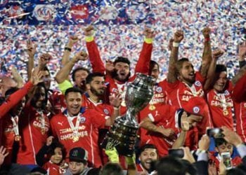 Chilean players celebrate after winning the 2015 Copa America football championship final against Argentina, in Santiago, Chile, on July 4, 2015. Chile won 4-1 (0-0).    AFP PHOTO / NELSON ALMEIDA