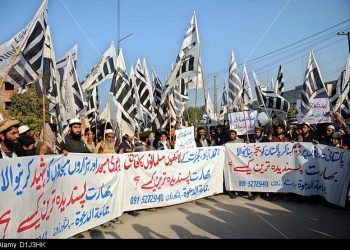 D1J3HK epa03515589 Supporters of banned Islamic charity Jamat ud Dawa hold banners as they attend an anti-India rally in Peshawar, Pakistan, 21 December 2012. According to media reports, Pakistan Home Minister Rehman Malik on 15 December rejected India's demand for action against the alleged Mumbai terrorist attack mastermind, Hafiz Saeed, saying 'substantive evidence' was needed to arrest him. India maintains that it has provided ample evidence against Saeed, the founder of the Pakistan-based Lashkar-e-Taiba group, which carried out the attack that claimed 166 lives.  EPA/ARSHAD ARBAB