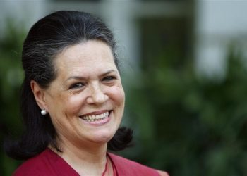 Congress Party chief Sonia Gandhi smiles as she addresses the media at her residence in New Delhi May 16, 2009. India's Prime Minister Manmohan Singh's Congress-led coalition appeared to be heading for a second term after a clear victory in the general election, TV networks projected as votes were counted on Saturday. REUTERS/Adnan Abidi (INDIA POLITICS ELECTIONS)
