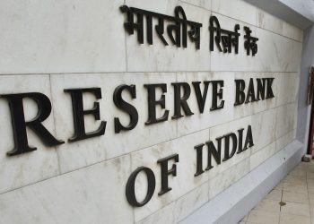 A police officer stands guard in front of the Reserve Bank of India (RBI) head office in Mumbai April 17, 2012. The Reserve Bank of India cut interest rates on Tuesday for the first time in three years by an unexpectedly sharp 50 basis points to give a boost to flagging economic growth but warned that there is limited scope for further rate cuts. REUTERS/Vivek Prakash (INDIA - Tags: BUSINESS)