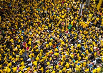 Protesters gather during the Coalition for Clean and Fair Elections rally, also known as Bersih, near the Jamek Mosque in Kuala Lumpur, Malaysia, on Saturday, Aug. 29, 2015. Malaysian security forces tightened control of Kuala Lumpur, deploying water cannons and riot police as thousands of protesters headed to the historic Independence Square to demand Prime Minister Najib Razak's resignation. Photographer: Sanjit Das/Bloomberg via Getty Images