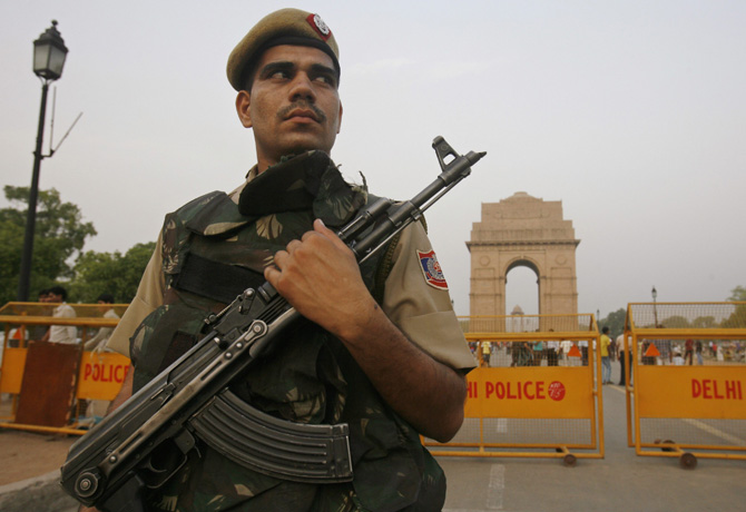 An Indian policeman stands guard in front of India Gate in New Delhi May 2, 2010. The United States and Australia on Saturday warned of "imminent" terror attacks on a number of popular shopping centres in New Delhi, stepping up their previous alerts of last month. REUTERS/B Mathur (INDIA - Tags: MILITARY)