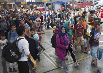 Migrants arrive to the main railway station in Munich, Germany, September 1, 2015. The German government expects that between 240,000 and 460,000 extra people will be entitled to social benefits next year due to the influx of refugees and migrants, Labour Minister Andrea Nahles said on Tuesday.    REUTERS/Lukas Barth