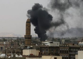 Smoke billows from the military academy during a Saudi-led air strike in Yemen's capital Sanaa September 2, 2015. REUTERS/Khaled Abdullah