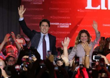 Liberal Party leader Justin Trudeau waves while accompanied by his wife Sophie Gregoire as he arrives to give his victory speech after Canada's federal election in Montreal, Quebec, October 19, 2015. REUTERS/Chris Wattie - RTS56MP