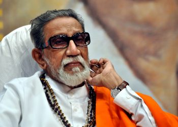 (FILES) In this photograph taken on April 24, 2012, Indian politician Shiv Sena chief Bal Thackeray gestures as he attends the 'Deenanath Mangeshkar Puraskar Awards 2012' ceremony in Mumbai.  Mumbai police stepped up security on November 15, 2012,  to prevent any unrest as Indian firebrand politician Bal Thackeray was reported in a "very critical" condition at his home  AFP PHOTO/ STR/FILES