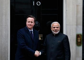 Prime Minister Narendra Modi's is greeted by Britain's Prime Minister David Cameron outside 10 Downing Street, in London, November 12, 2015.     REUTERS/Peter Nicholls