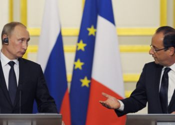 French President Francois Hollande and Russian President Vladimir Putin (L) attend a news conference following a lunch at the Elysee Palace in Paris, June 1, 2012.  REUTERS/Philippe Wojazer  (FRANCE - Tags: POLITICS)