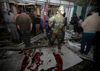 Iraqi security forces gather at the site of a car bomb in New Baghdad, January 11, 2016.  REUTERS/Stringer    EDITORIAL USE ONLY. NO RESALES. NO ARCHIVE