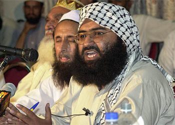 (FILES) In this file picture taken  on August 26, 2001 Chief of a religious party Jaish-e-Mohammad Maulana Masood Azhar (R), a militant released from an Indian jail in 1999 in exchange for Indian airliner hostages, addresses a meeting of Pakistan's religious and political parties in Islamabad against the UN monitors.  Pakistan has detained the founder of one of the main Islamic groups fighting Indian rule in Kashmir, a Pakistani minister said on December 9, 2008 as New Delhi demanded further action after the Mumbai attacks. Maulana Masood Azhar, head of the Jaish-e-Mohammed rebel group, is reported to be on a list of people that India last week asked Pakistan to extradite in the wake of the Mumbai siege. AFP PHOTO/ Saeed KHAN