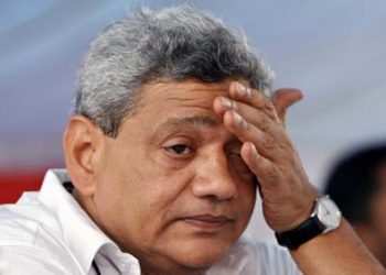 Senior communist leader Sitaram Yechury wipes his face during an anti-nuclear deal rally in New Delhi July 14, 2008. The communists last week withdrew support for the Indian government, which now faces a confidence vote despite moving to prop up its position in parliament with the help of a regional party whose leader backs the nuclear deal. REUTERS/Adnan Abidi (INDIA)