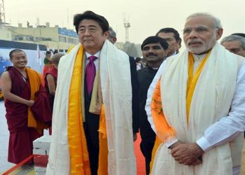 The Prime Minister, Shri Narendra Modi and the Prime Minister of Japan, Mr. Shinzo Abe being given traditional welcome, on their arrival at Varanasi, Uttar Pradesh on December 12, 2015.