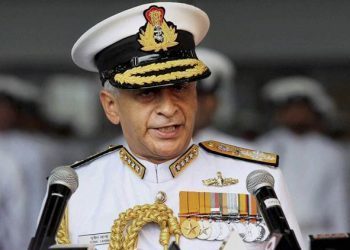 Mumbai : Admiral Sunil Lanba, Chief of the Naval Staff (CNS) addressing media after the ceremonial parade in Mumbai on Monday. PTI Photo (PTI8_1_2016_000036A)