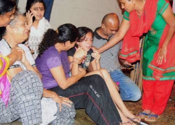 Family members and relatives of 55-year-old Gauri Lankesh, who was shot dead by unknown assailants in the porch of her home in Bangalore mourn her death overnight  on September 5, 2017.
Gauri Lankesh was a senior journalist known for her Leftist and anti-Hindutva views and for her criticism of Hindu extremism. / AFP PHOTO / STR        (Photo credit should read STR/AFP/Getty Images)