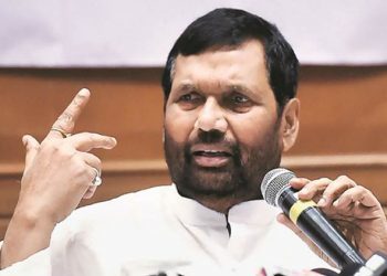 Mumbai: Union Minister for Consumer Affairs, Food and Public Distribution, Ram Vilas Paswan addresses a press conference in Mumbai on Monday to brief about initiatives of his Ministry during the last one year. PTI Photo by Santosh Hirlekar  (PTI5_25_2015_000131A)