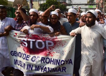 Bangladeshi activists from an Islamic organisation protest against the treatment of Rohingya Muslims in Myanmar, in Dhaka on December 1, 2016
Thousands of desperate Rohingya, a stateless ethnic group, have flooded over the border into Bangladesh in the last few days, bringing with them horrifying stories of gang rape, torture and the systematic killing of their ethnic group. / AFP / Munir UZ ZAMAN        (Photo credit should read MUNIR UZ ZAMAN/AFP/Getty Images)