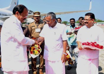 The Vice President, Shri M. Venkaiah Naidu being received by the Chief Minister of Kerala, Shri Pinarayi Vijayan, on his arrival, in Thiruvananthapuram on February 16, 2018.