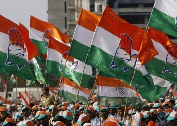 Supporters hold party flags during an election campaign rally by India's ruling Congress party president Sonia Gandhi in Mumbai April 26, 2009. REUTERS/Punit Paranjpe (INDIA POLITICS ELECTIONS) - GM1E54Q1QHD01