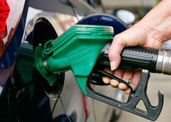 BPRHF5 Woman Filling a Car with Unleaded Petrol, UK.