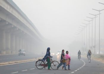 People cross the road in Delhi, India, November 7, 2017. REUTERS/Saumya Khandelwal