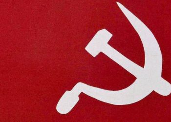 Kolkata: CPI(M) former General Secretary Prakash Karat(L) with Tripura Chief Minister Manik Sarkar during the party's State Committee meeting, at party headquarters in Kolkata on Sunday. PTI Photo  (PTI7_10_2016_000065A)