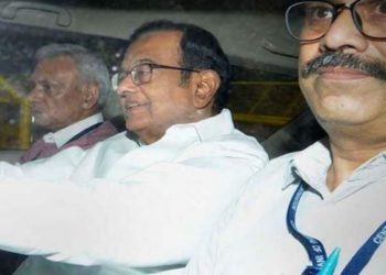 ആറടി മതില് ചാടിക്കടന്ന് ചിദംബരത്തെ അറസ്റ്റ് ചെയ്ത് കയ്യടി നേടിയ സിബിഐ ഉദ്യോഗസ്ഥനും രാഷ്ട്രപതിയുടെ അവാര്ഡ് : രാമസ്വാമി പാര്ത്ഥസാരഥി വീണ്ടും ഹീറോയായി