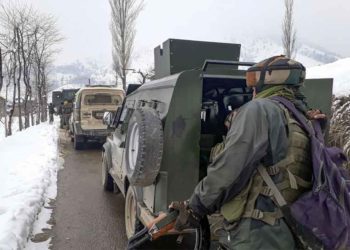 കശ്മീരിൽ ജെയ്ഷെ മുഹമ്മദ് ഭീകരരെ വളഞ്ഞ് ഇന്ത്യൻ സൈന്യം: ഏറ്റുമുട്ടൽ തുടരുന്നു