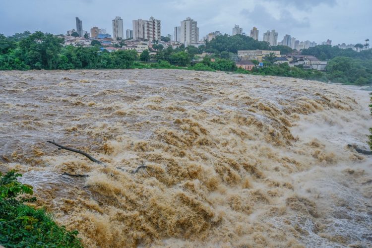 (151230) -- SAO PAULO, Dec. 30, 2015 (Xinhua) -- Photo taken on Dec. 29, 2015 shows the view of Piracicaba River on the outskirts of the city of Piracicaba, state of Sao Paulo, Brazil. Heavy rains have swept across Paraguay, Argentina, Brazil and Uruguay, affecting tens of thousands of residents. (Xinhua/Mauricio Bento/Brazil Photo Press/AGENCIA ESTADO) (jp) (ah) ***BRAZIL OUT***