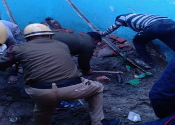 ഡൽഹിയിൽ നിർമാണത്തിലിരിക്കുന്ന കെട്ടിടം തകർന്നു വീണു : 13 പേരെ രക്ഷപ്പെടുത്തി, 3 പേർ കുടുങ്ങിക്കിടക്കുന്നുവെന്ന് സംശയം