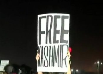 ജെഎന്‍യു പ്രതിഷേധത്തിനിടെ ഗേറ്റ് വേ ഓഫ് ഇന്ത്യയില്‍ ആസാദി കശ്മീര്‍ പോസ്റ്റര്‍: പ്രതിപക്ഷ സമരങ്ങള്‍ മറയാക്കി വിഘടനവാദം സജീവമാക്കുന്നു, കടുത്ത നടപടികളിലേക്ക് കേന്ദ്രസര്‍ക്കാര്‍