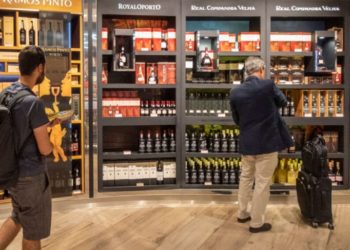 ഡ്യൂട്ടി ഫ്രീ മദ്യത്തിന്റെ അനുവദനീയമായ അളവ് നേർപകുതിയാകാൻ കേന്ദ്ര സർക്കാർ : സിഗററ്റുകളും നിർത്തലാക്കിയേക്കും