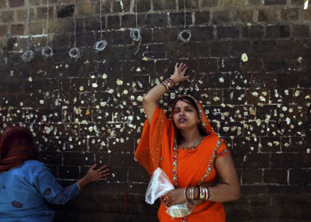 കശ്മീരിലെ പഴക്കൂടയിലൊളിച്ച കാഴ്ചകള്:ഉള്ളം പൊള്ളിക്കുന്ന കുറിപ്പ്