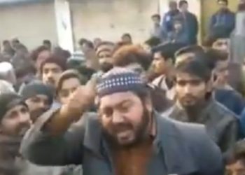 Video-പാക് പ്രവിശ്യയിലെ ഗുരുദ്വാരയ്ക്ക് മുന്നില്‍ സിഖുകാര്‍ക്കെതിരെ കൊലവിളി നടത്തി മുസ്ലിം ആള്‍ക്കൂട്ടം: വീഡിയൊ പങ്കുവച്ച് അകാലിദള്‍ എംപി