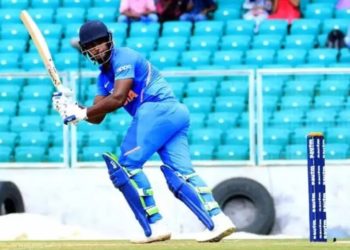 ആദ്യം സിക്സര് പിന്നാലെ മടക്കം: ഓപ്പണറായെത്തിയ സഞ്ജുവിന് നിരാശ, പാണ്ഡ്യയിലൂടെ തിരിച്ചുവരവ് നടത്തി ഇന്ത്യ