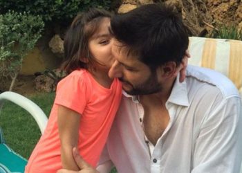 ഇന്ത്യന് പരമ്പര കണ്ട് മകള് ആരതി ഉഴിയുന്നത് അനുകരിച്ചു, ടിവി അടിച്ചു പൊട്ടിച്ചു: അഫ്രിദിയുടെ വെളിപ്പെടുത്തല് കേട്ട് കയ്യടിച്ച് അവതാരകയും കാണികളും, ‘ഇതാണ് പാക്കിസ്ഥാന് മതേതരത്വം’