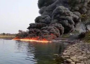 പൈപ്പ് ലൈൻ പൊട്ടി ഇന്ധന ചോർച്ച : ആസാമിൽ നദി നിന്ന് കത്തുന്നു