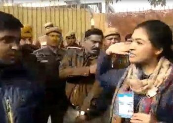 എഎപി പ്രവര്ത്തകനെ പരസ്യമായി അടിച്ച് കോണ്ഗ്രസ് സ്ഥാനാര്ത്ഥി അല്ക്കലംബ