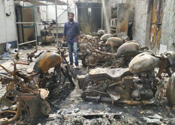 ‘ഡല്‍ഹി കലാപത്തില്‍ സംഘപരിവാര്‍ ഭീകരതയെന്ന രീതിയില്‍ ഏഷ്യാനെറ്റ് ചിത്രീകരിച്ചത് ഹിന്ദുവിന്റെ ഉടമസ്ഥതയിലുള്ള പെട്രോള്‍ പമ്പ്’ ശവംതീനികള്‍ എന്ന് വിളിച്ച് മാധ്യമപ്രവര്‍ത്തകന്‍