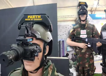 എ.കെ 47 ന്റെ ബുള്ളറ്റ് തടുക്കുന്ന ലോകത്തിലെ ആദ്യ ഹെൽമെറ്റ്, ഗൺ ഷോട്ട് ലൊക്കേറ്റർ : ഡിഫൻസ് എക്സ്പോയിൽ ആശ്ചര്യം സൃഷ്ടിച്ച് ഇന്ത്യൻ മിലിറ്ററി എൻജിനീയർമാർ