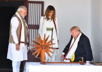 ചർക്കയിൽ നൂൽ നൂറ്റ് ട്രംപും മെലാനിയയും : സബർമതി ആശ്രമ സന്ദർശനം കഴിഞ്ഞ് പ്രസിഡന്റും സംഘവും മൊട്ടേര സ്റ്റേഡിയത്തിലേക്ക്