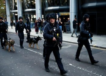 ലണ്ടനിൽ തീവ്രവാദി ആക്രമണം : ആൾക്കാരെ കുത്തി പരിക്കേൽപിച്ച അക്രമിയെ പോലീസ് വെടിവച്ചു കൊന്നു