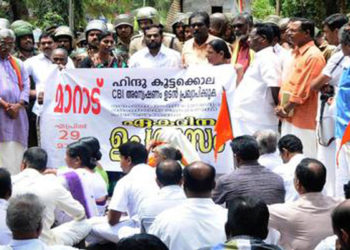 ‘ പള്ളിയമ്മയുടെയും ഖാദര്ക്കയുടെയും പെണ്മക്കള്ക്ക് ഞങ്ങള് സുരക്ഷിതമൊരുക്കുമ്പോള് അപ്പുറത്ത്, സഹോദരിമാരുടെ നേര്ക്ക് ആസിഡാക്രമണം നടത്തുകയായിരുന്നു ‘-മാറാട് കലാപഭൂമിയിലെ അനുഭവം പങ്കുവച്ച് കുറിപ്പ്