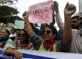 14 വയസ്സുള്ള ക്രിസ്ത്യൻ പെണ്കുട്ടിയെ തട്ടിക്കൊണ്ടു പോയി മതം മാറ്റി, വിവാഹം കഴിച്ചു : പ്രതിയ്ക്കൊപ്പം നിന്ന് പാക് കോടതി, മതവിവേചനമെന്ന് പരാതി