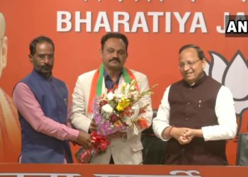 മുതിർന്ന കോൺഗ്രസ് നേതാവ് ജനാർദ്ദൻ ദ്വിവേദിയുടെ മകൻ ബിജെപിയിൽ ചേർന്നു : നരേന്ദ്രമോദിയുടെ കഠിനാധ്വാനത്തിൽ ആകൃഷ്ടനായെന്ന് മകൻ സമീർ ദ്വിവേദി