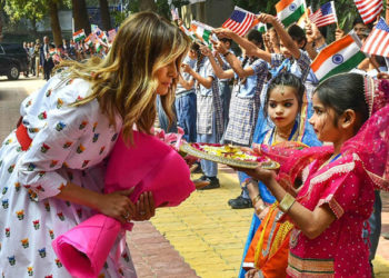 “തിലകമണിയിച്ച്, ആരതിയുഴിഞ്ഞ് കുട്ടികൾ” : മെലനിയ ട്രംപിന് വിദ്യാലയത്തിൽ ഊഷ്മള വരവേൽപ്പ്