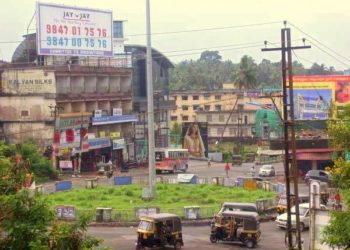 കാസർഗോഡ് ജാഗ്രതാ നിർദേശം കാറ്റിൽപ്പറത്തി കടകൾ തുറന്നു : നേരിട്ടെത്തി അടപ്പിച്ച് കളക്ടർ, 10 പേർക്കെതിരെ കേസെടുത്തു