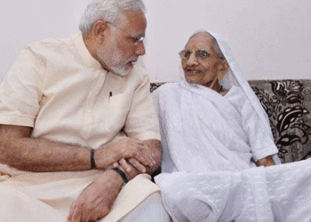 കോവിഡ് രോഗത്തിനെതിരെയുള്ള പോരാട്ടത്തിൽ പങ്കെടുത്ത് പ്രധാനമന്ത്രിയുടെ അമ്മ : സ്വന്തം സമ്പാദ്യത്തിൽ നിന്ന് ഹീരബെൻ നൽകിയത് 25,000