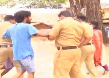 ലോക്ഡൗണിനിടെ കറങ്ങാനിറങ്ങിയവരെ തടഞ്ഞ പോലീസുകാർക്ക് തെറി വിളിയും മർദ്ദനവും : സഹോദരങ്ങൾക്കെതിരെ കേസ്
